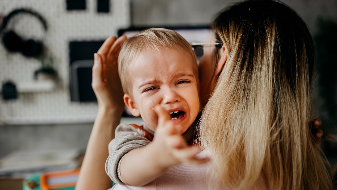 Το παιδί σου χτυπά τον εαυτό του; Τι κρύβεται από πίσω και τι μπορείς να κάνεις