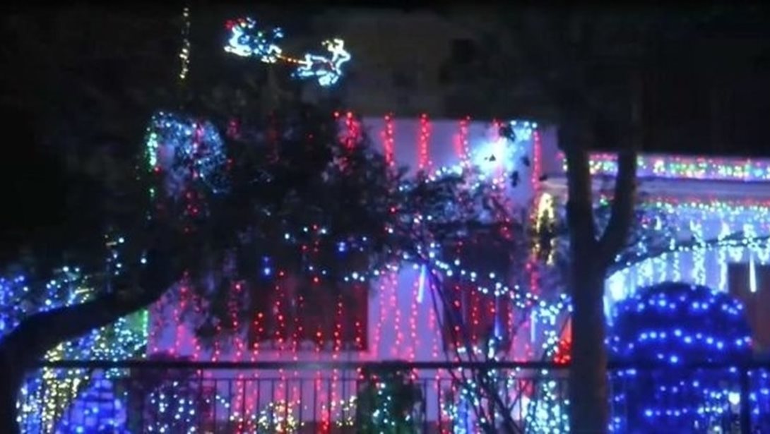 Αυτό είναι το πιο χριστουγεννιάτικο σπίτι στην Ελλάδα: Χρειάστηκαν 20 μέρες και 20.000 λαμπιόνια για τον στολισμό