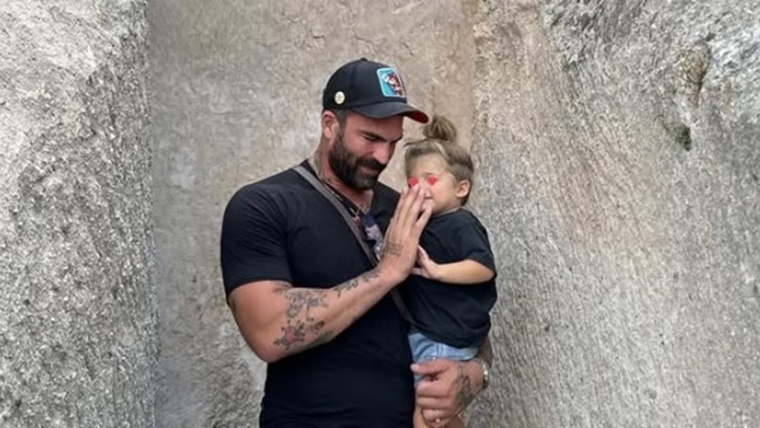 Ο 2.5 ετών Πάρης Αλεξάνδρου τακτοποιεί το δωμάτιό του- Έτσι κατάφερε ο μπαμπάς του να του το διδάξει