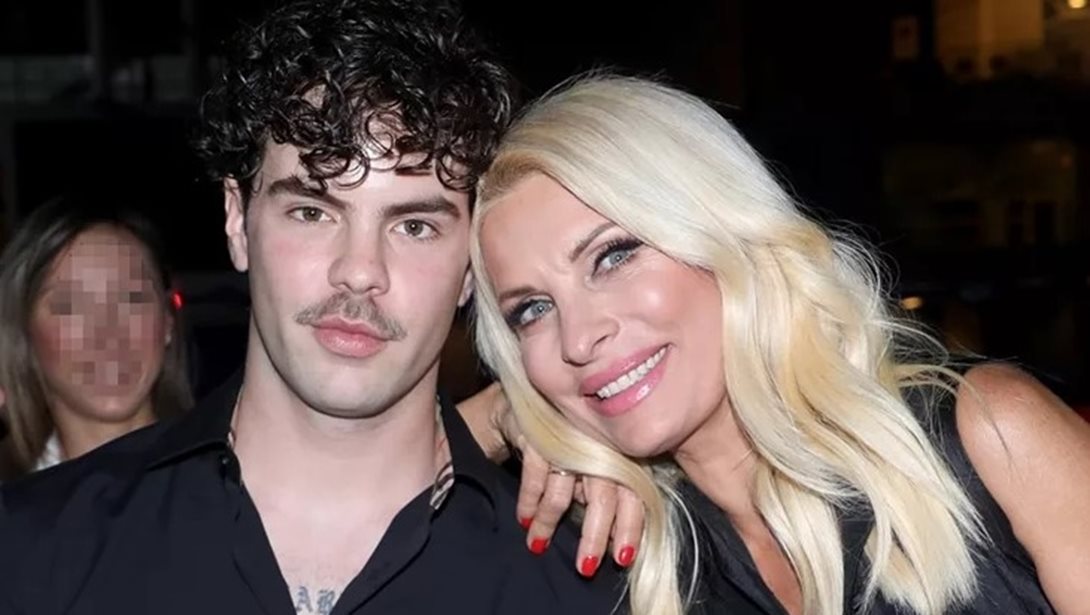 Ο Άγγελος Λάτσιος στην αγκαλιά της Ελένης Μενεγάκη στην παραλία - Η τρυφερή στιγμή μαμάς και γιου