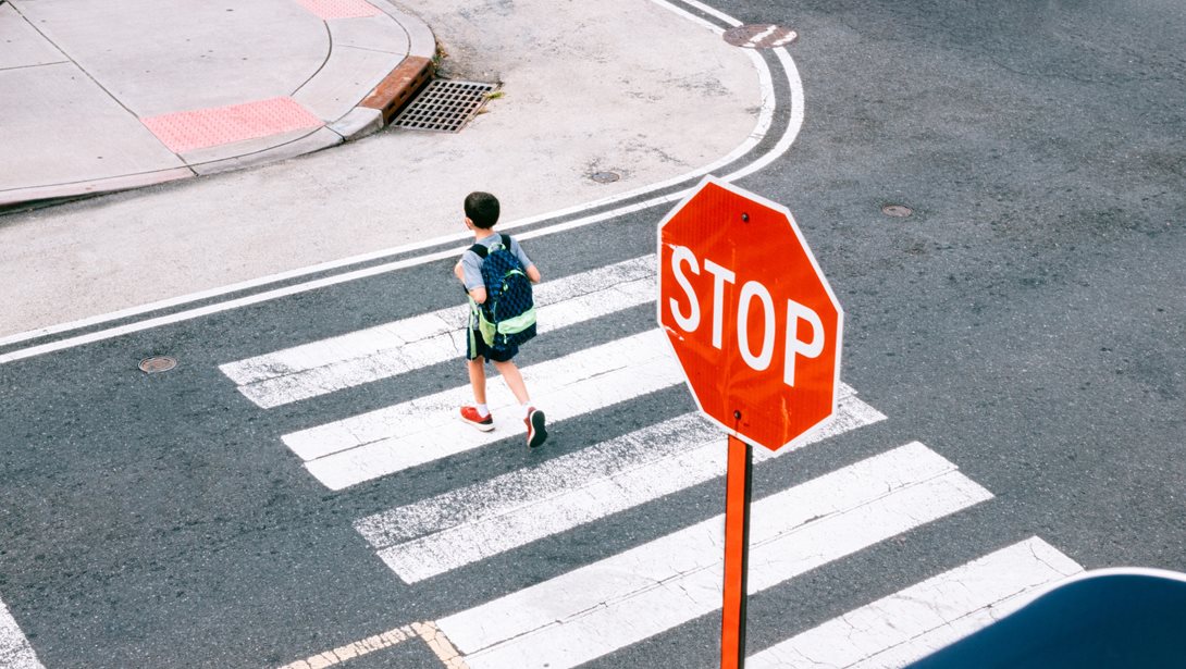 Από το χεράκι μας, στον δρόμο μόνο του: Πώς χτίζουμε σωστές συνήθειες ασφάλειας στα παιδιά