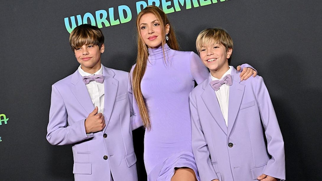 Shakira: Στη σκηνή με ασορτί ρούχα μαζί με τους γιους της, Milan και Sasha