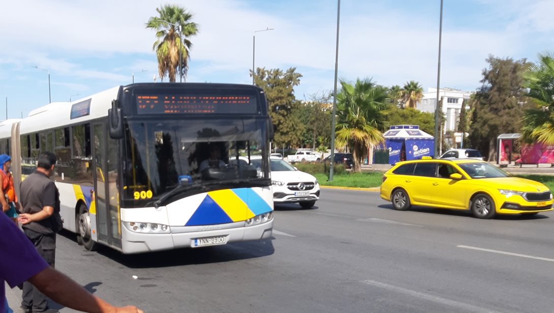 Σοβαρό τροχαίο με δύο λεωφορεία στην παραλιακή: 17 παιδιά τραυματίστηκαν