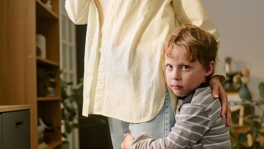 Παιδιά- βέλκρο: Γιατί το παιδί μου είναι διαρκώς κολλημένο πάνω μου;