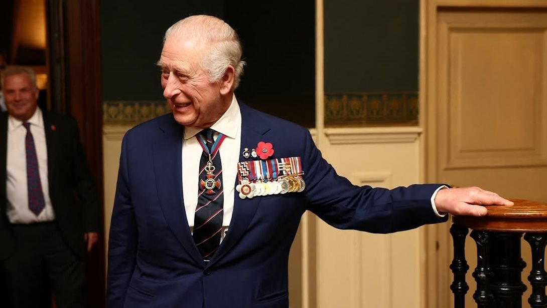 Μια πολύ τρυφερή στιγμή! Βίντεο δείχνει τη στιγμή που ο βασιλιάς Κάρολος αγκαλιάζει τα εγγόνια του, Τζορτζ και Λούις