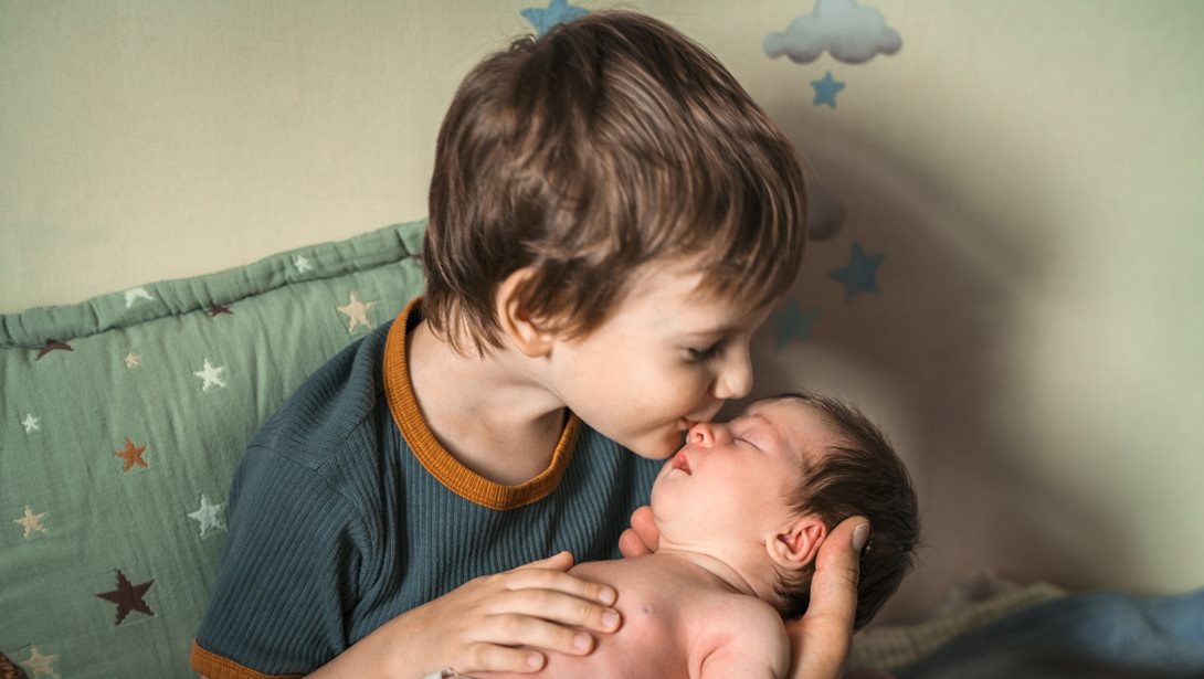 Νεογέννητο στο σπίτι: Πρέπει να σταματήσουμε το αδελφάκι του από τον παιδικό σταθμό;