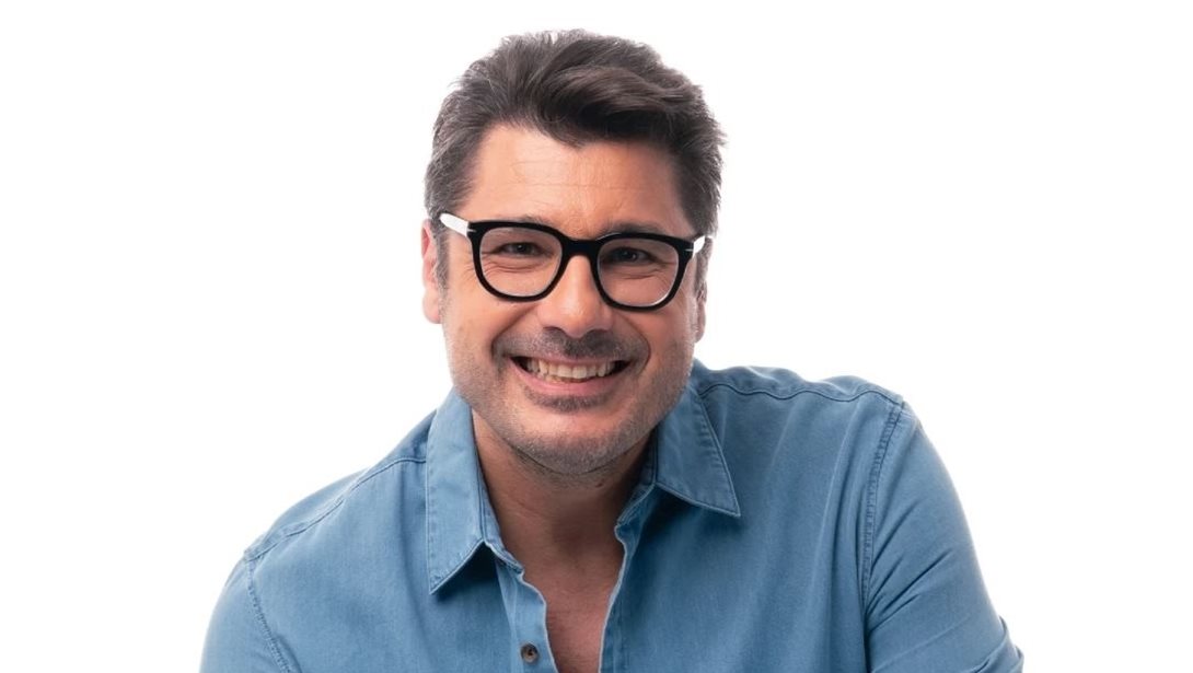 Ο Λάμπρος Κωνσταντάρας θυμάται τον παππού του και φωτογραφίζεται στα ίδια μέρη, 40 χρόνια μετά