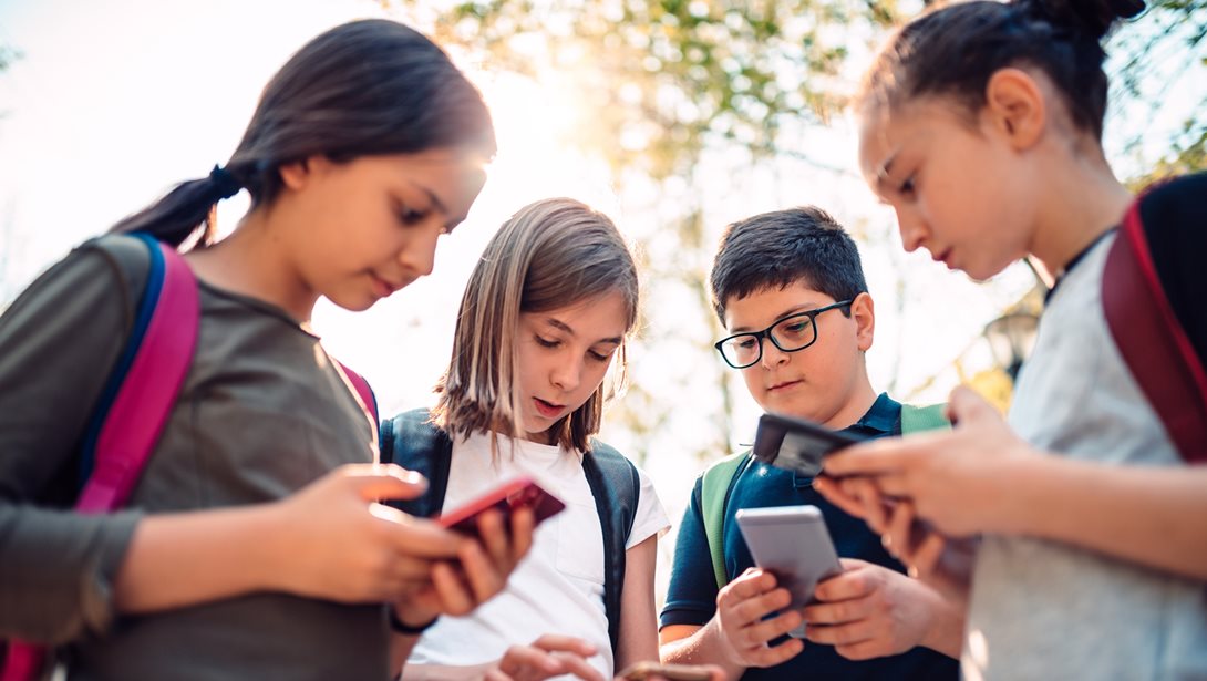 Πρωθυπουργός: "Μπλόκο" στα social media σε παιδιά κάτω των 16 ετών