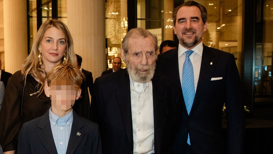 Χρυσή Βαρδινογιάννη: Η φωτογραφία με τα δύο της παιδιά, τον πατέρα της και τον Νικόλαο Ντε Γκρες σε ξεχωριστή βραδιά για την οικογένειά της