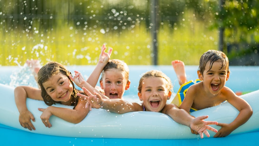 Παιδί και καύσωνας: Πώς να το προστατέψεις όταν ο ήλιος καίει