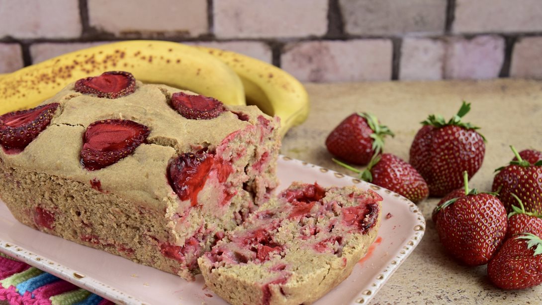Banana Bread χωρίς ζάχαρη - Το απόλυτο υγιεινό κέικ με twist τις φράουλες