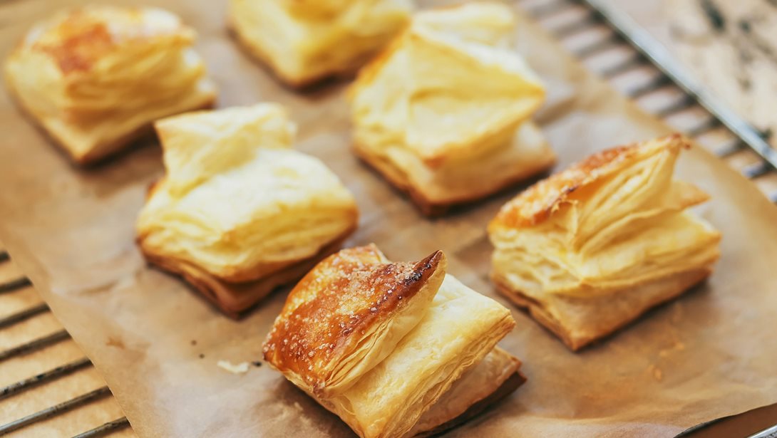 Συνταγή 90s: Τα "σχολικά" τυροπιτάκια που εξαφανίζονται σε 10 λεπτά