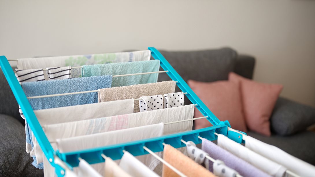 Γιατί δεν πρέπει ποτέ να στεγνώνεις τα ρούχα σε εσωτερικό χώρο;