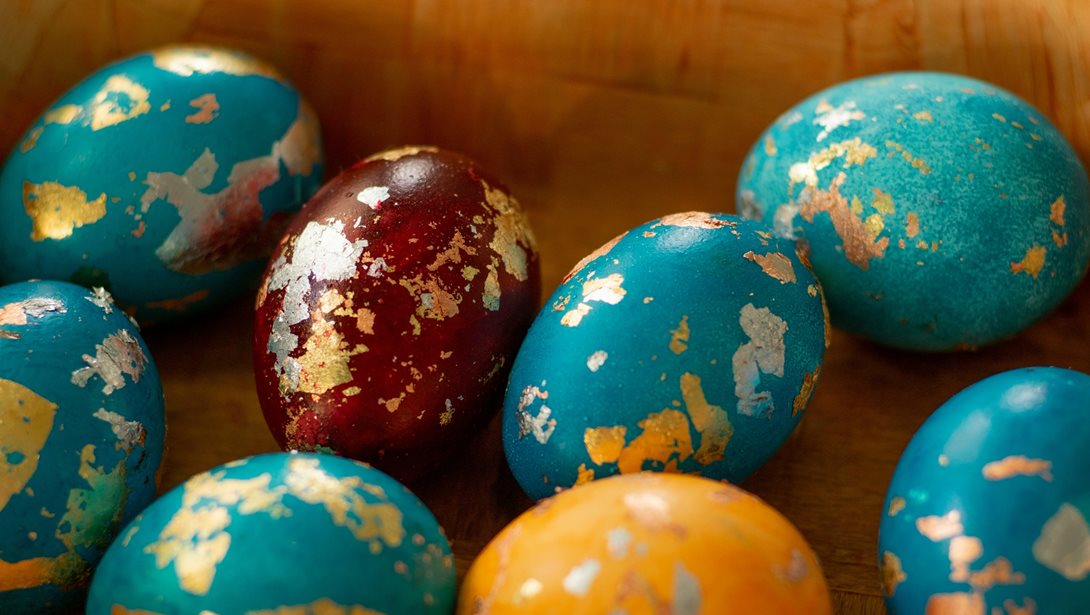 Πώς θα βάψεις τα αυγά με κλωστές φλος: Η νέα τάση για φυσικό βάψιμο αυγών