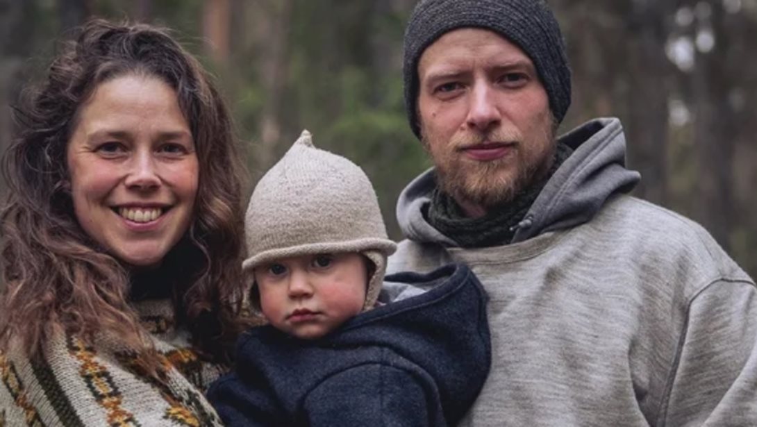 Η ιστορία μιας οικογένειας που ζει με τα παιδιά της σε καλύβα 15 τ.μ. χωρίς ηλεκτρισμό σε σουηδικό δάσος
