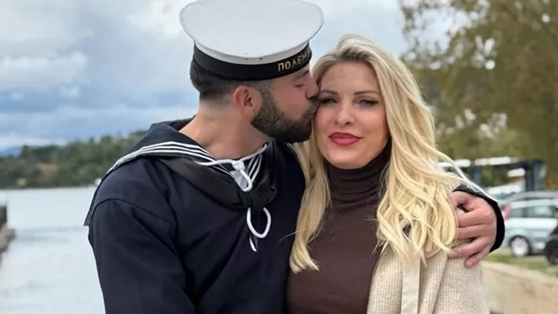 Η Ελένη Μενεγάκη αγκαλιά με τον ναύτη γιο της: Οι φωτογραφίες με τον Γιάννη Λάτσιο και τον Μάκη Παντζόπουλο