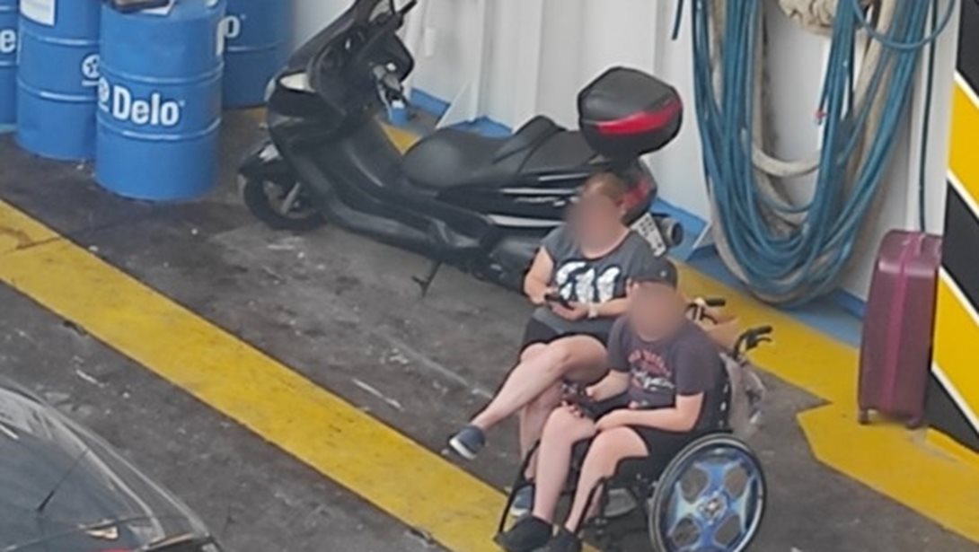 Eν μέσω καύσωνα: Παιδί σε αμαξίδιο ταξίδεψε στο γκαράζ του πλοίου γιατί δεν υπήρχε ράμπα