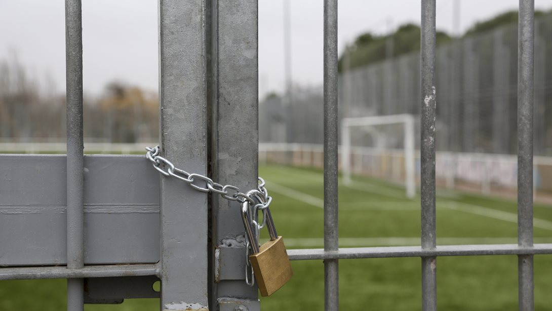 9χρονο παιδί καταπλακώθηκε από συρόμενη πόρτα σε γήπεδο ποδοσφαίρου