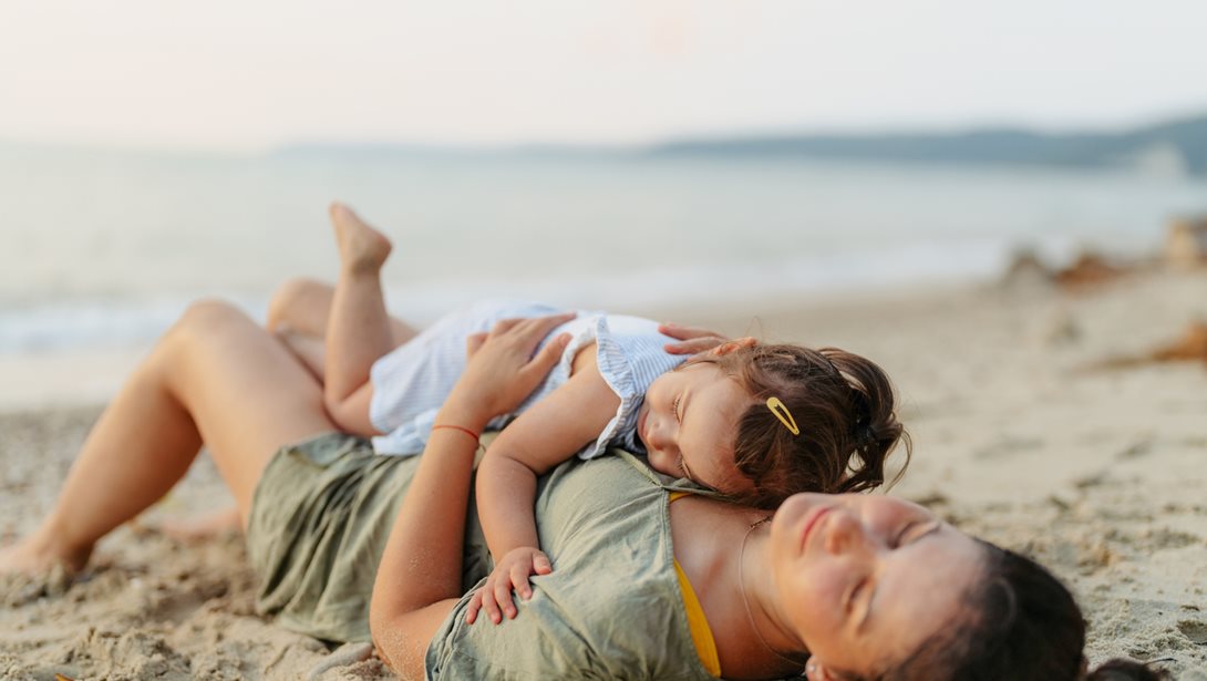 Παιδί και ύπνος στις διακοπές: Πώς να κρατήσεις τις ρουτίνες για να ξεκουραστείς κι εσύ και το παιδί