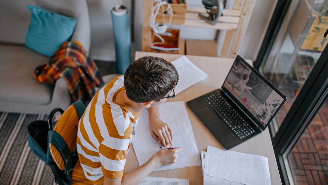 Βασίλης Καΐκας: Ο εκπαιδευτικός που έκανε το "σκρολάρισμα" των μαθητών ευκαιρία για μάθηση