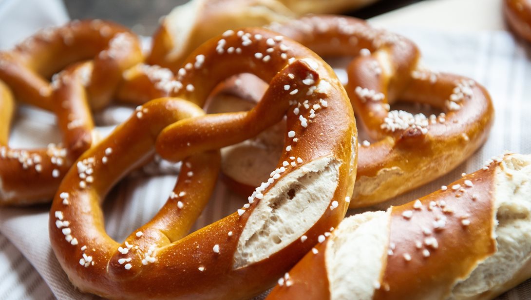 Σπιτικά pretzels - Η εύκολη συνταγή χωρίς αυγά που θα φτιάχνεις συνέχεια