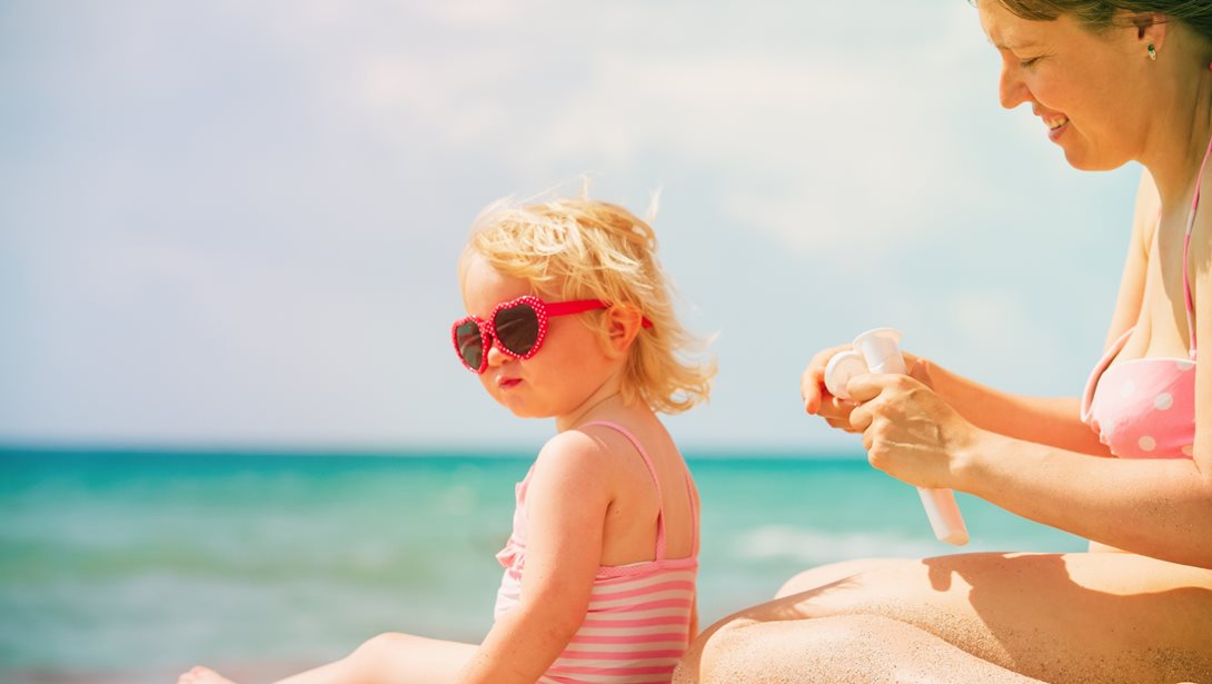 "Δεν θέλω να μου βάλεις αντηλιακό": Πώς θα θέσεις όρια στην παραλία και θα βάλεις αντηλιακό στα παιδιά χωρίς γκρίνια;