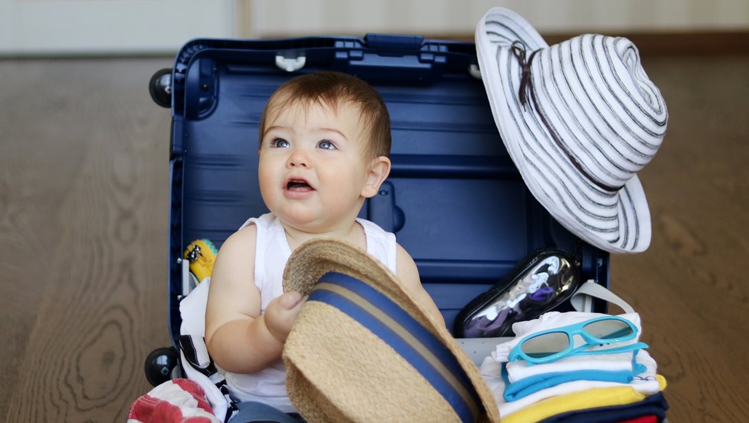 Γιατί πάντα στις βαφτίσεις κάνω δώρο μια βαλίτσα