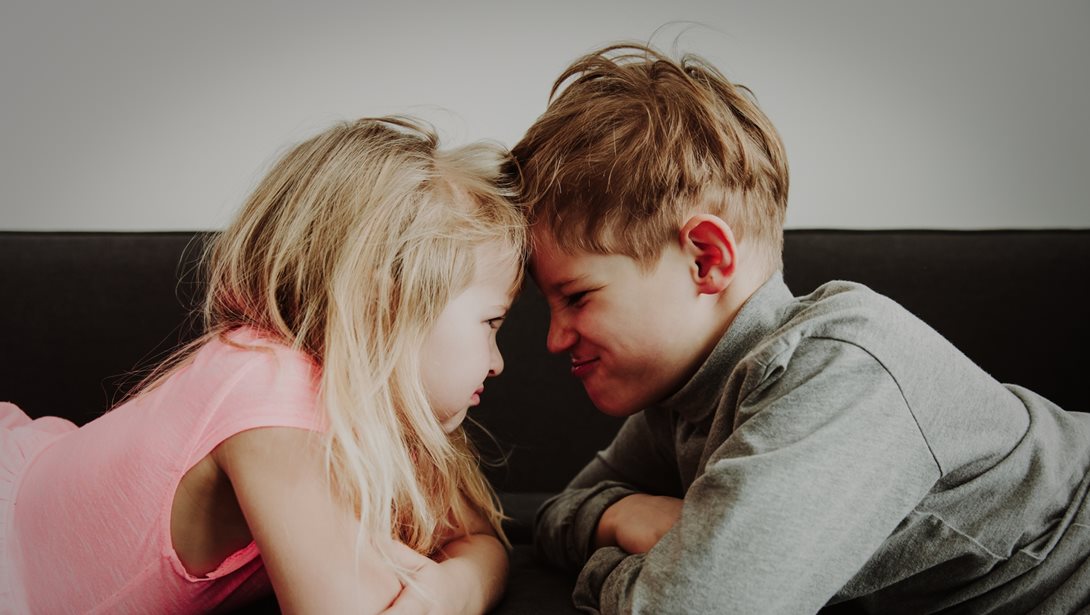 Αδελφική ζήλια: Πώς να διαχειριστείς τις "κόντρες" στο σπίτι