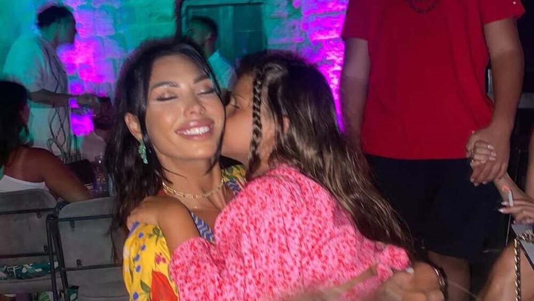 Η Ιωάννα Σρόιτερ ποζάρει με την κόρη της στις καλοκαιρινές τους διακοπές και κάνει μια σοβαρή διαπίστωση