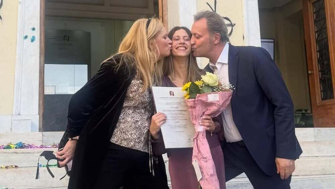 Η Μαριάννα Οικονόμου αποφοίτησε με άριστα από το Πανεπιστήμιο - Περήφανος πατέρας ο δημοσιογράφος