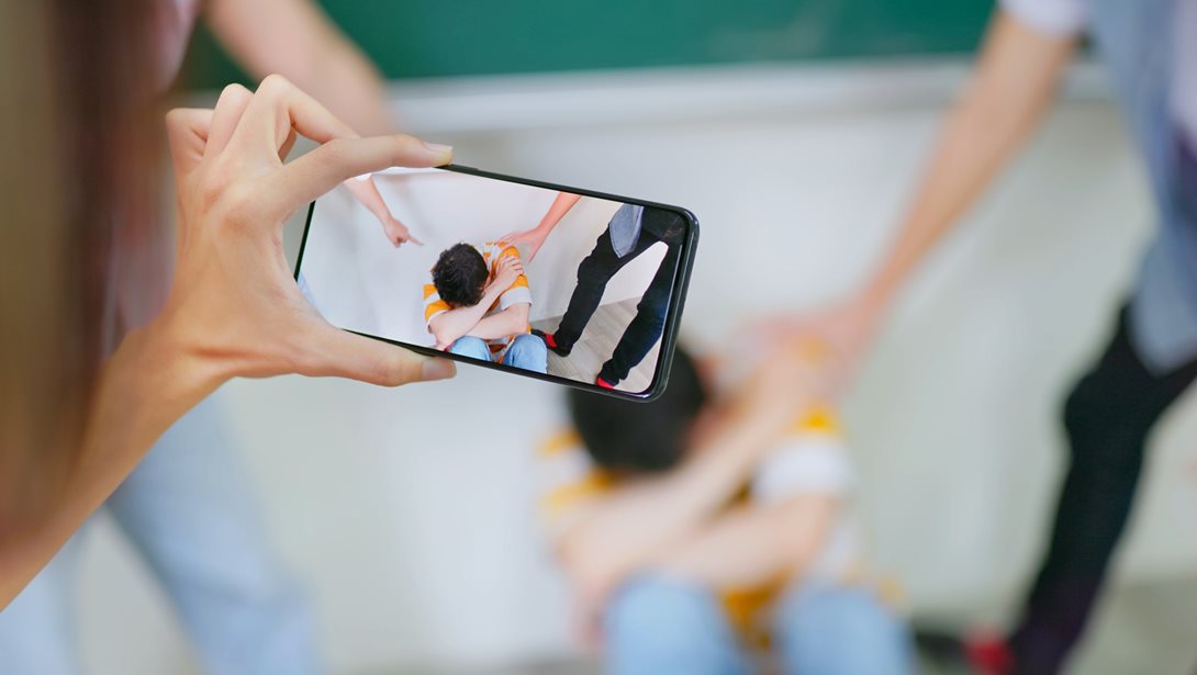 Σοκαριστικό βίντεο δείχνει 13χρονη-θύμα bullying την ώρα που την αναγκάζουν να γλείψει παπούτσια