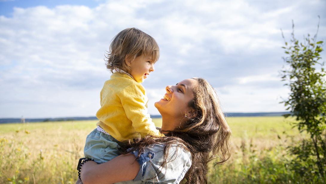 4 θετικές φράσεις που χρησιμοποιούν οι γονείς που μεγαλώνουν ευτυχισμένα παιδιά