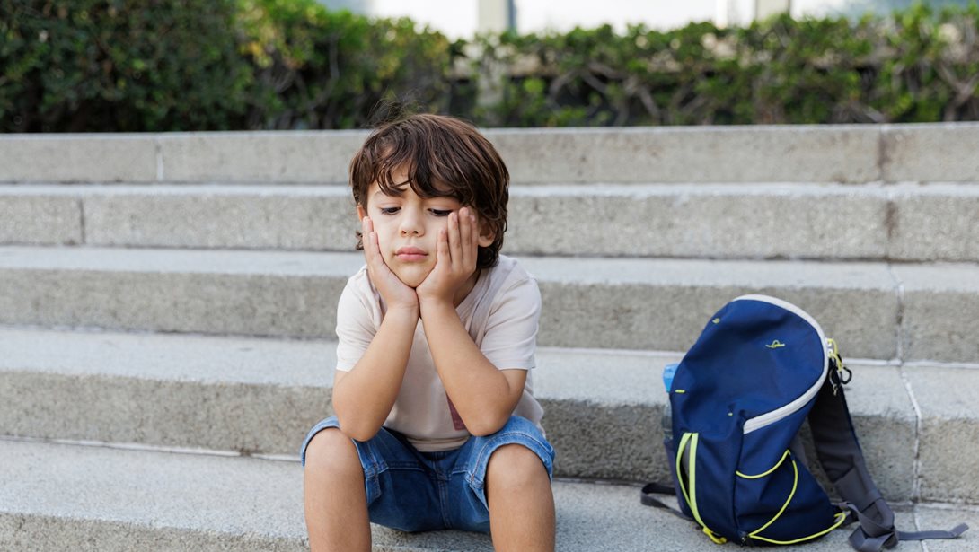 Το μεγαλύτερο βάρος που κουβαλούν τα παιδιά με αλλεργίες στο σχολείο δεν είναι τα βιβλία τους