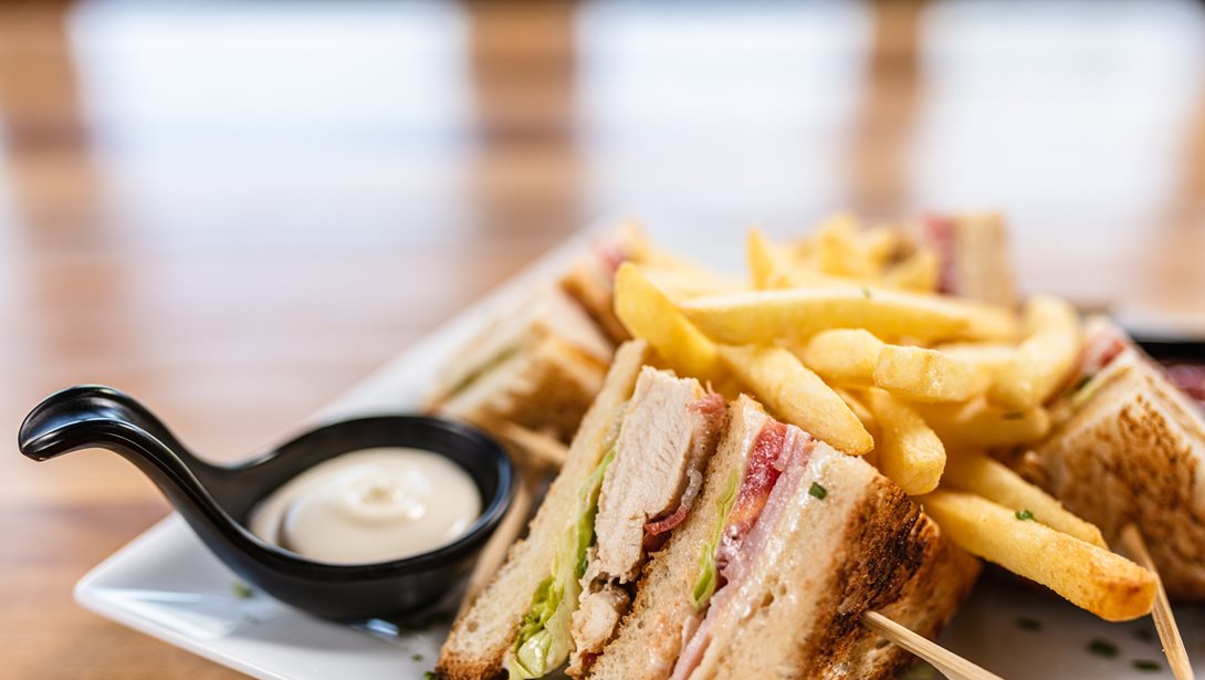 Κλαμπ σάντουιτς στο τηγάνι: Η φανταστική συνταγή του Άκη με κοτόπουλο είναι το βραδινό που θα φτιάχνεις συνέχεια