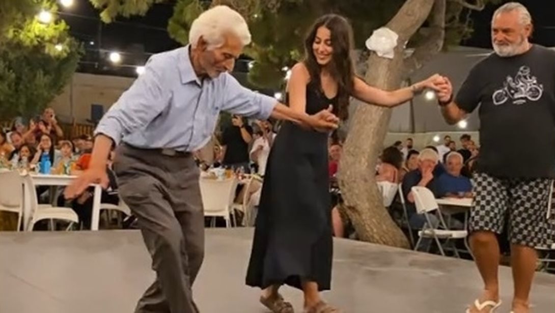 Ο viral παππούς από τη Σχοινούσα: Ο 92χρονος που σηκώθηκε να χορέψει με την εγγονή του
