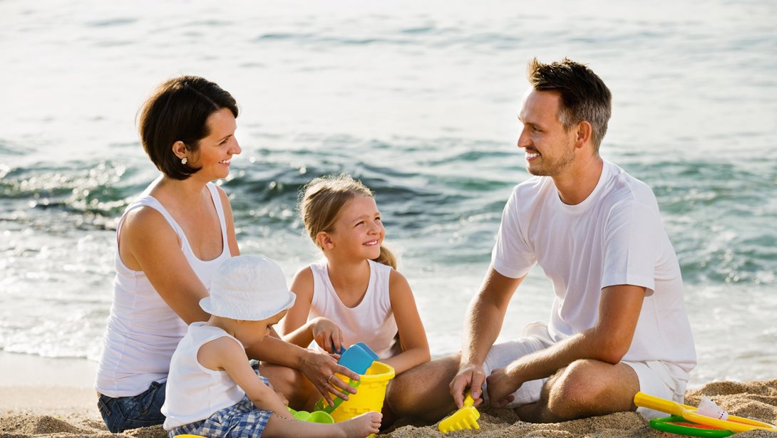 Η παιδίατρος Μαριαλένα Κυριακάκου μας φτιάχνει τη λίστα με όσα δεν πρέπει να λείπουν από το φαρμακείο των καλοκαιρινών διακοπών με τα παιδιά