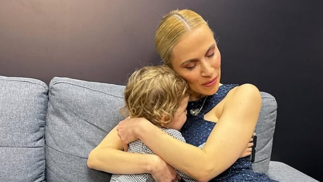 Με ξανθά μπουκλάκια που λατρέψαμε!  Η κόρη της Νάντιας Μπουλέ απολαμβάνει το παγωτό της στην παραλία