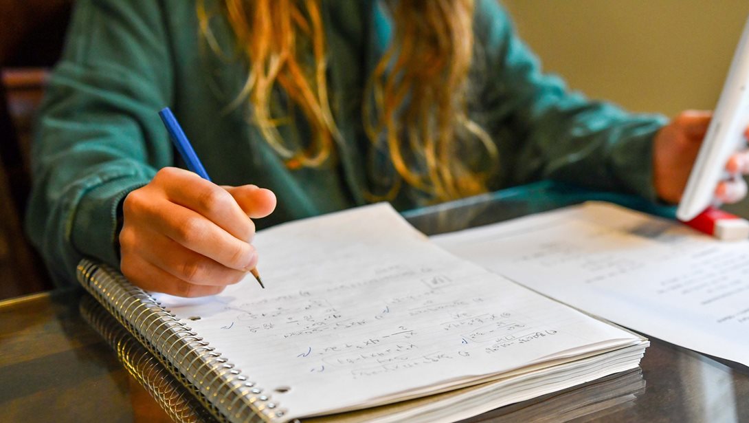 Διευθύντρια γυμνασίου στην Αχαΐα βάζει μαθητές να γονατίζουν για τιμωρία-