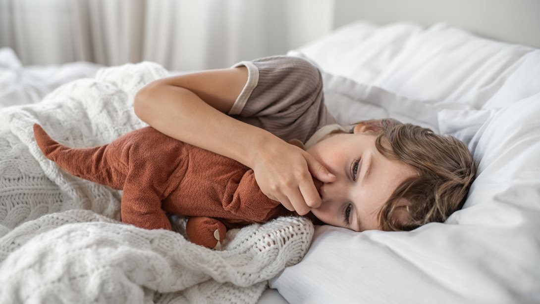 Το παιδί βήχει όταν κοιμάται; Το tip της παιδιάτρου που θα το βοηθήσει να ηρεμήσει και να κοιμηθεί