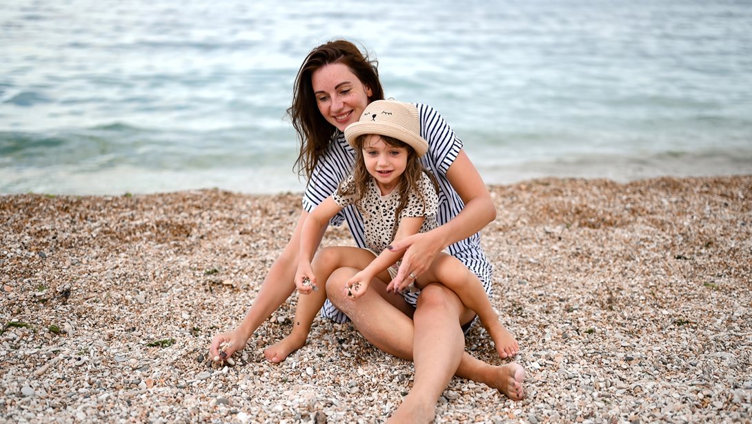 Θάλασσα με μικρό παιδί: Πώς να περάσεις καλά κι εσύ (εκτός από τα παιδιά)