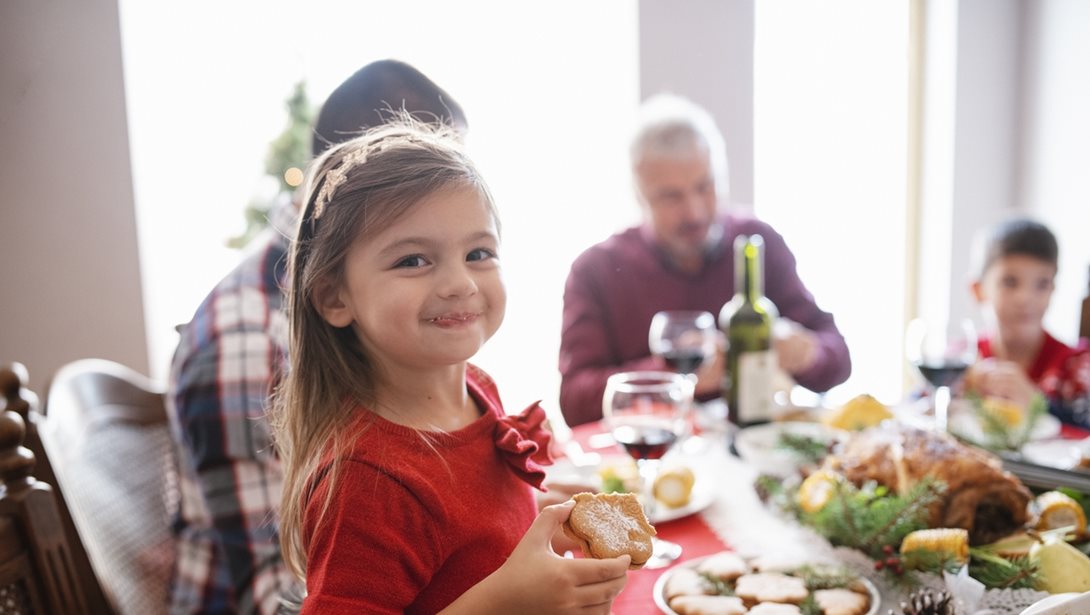 Χριστουγεννιάτικο τραπέζι: Πώς να το οργανώσεις όταν έχεις μικρά παιδιά;