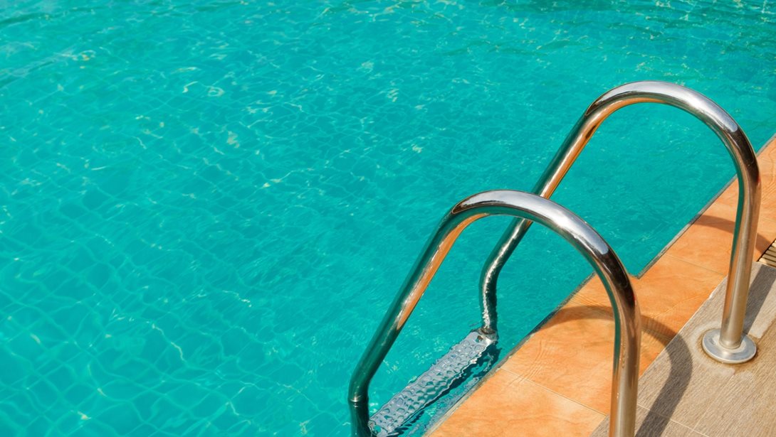 "Είχα γυρίσει να πάρω την πετσέτα και έπεσε - να ήταν 2-3 λεπτά αυτό": Η γιαγιά του 3χρονου κοριτσιού που πνίγηκε στη Ρόδο