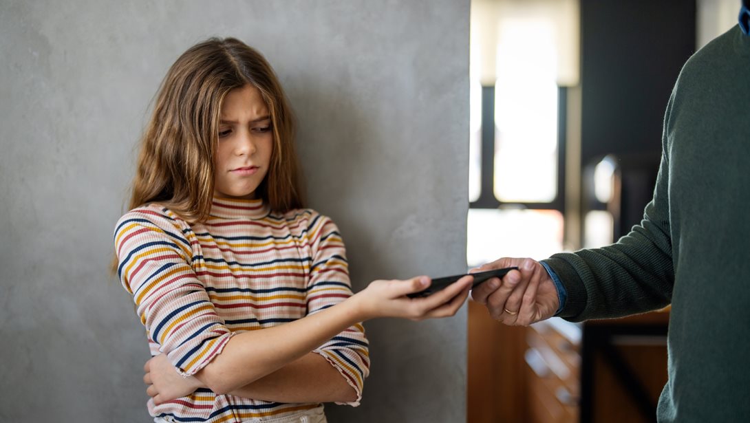 Μια έφηβη γράφει: Γιατί οι γονείς δεν πρέπει να διαβάζουν τα μηνύματα των παιδιών τους