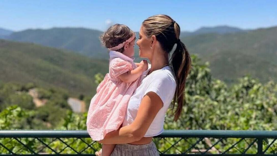 H κόρη της Μαρίας Μενούνος, Αθηνά κάνει γιόγκα μαζί με τη μαμά της