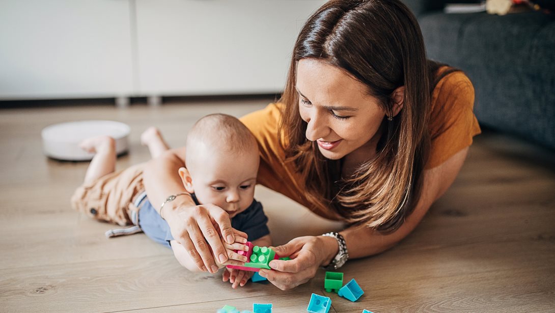 Γιατί 10 λεπτά παιχνιδιού στο πάτωμα με το παιδί είναι τόσο ευεργετικά