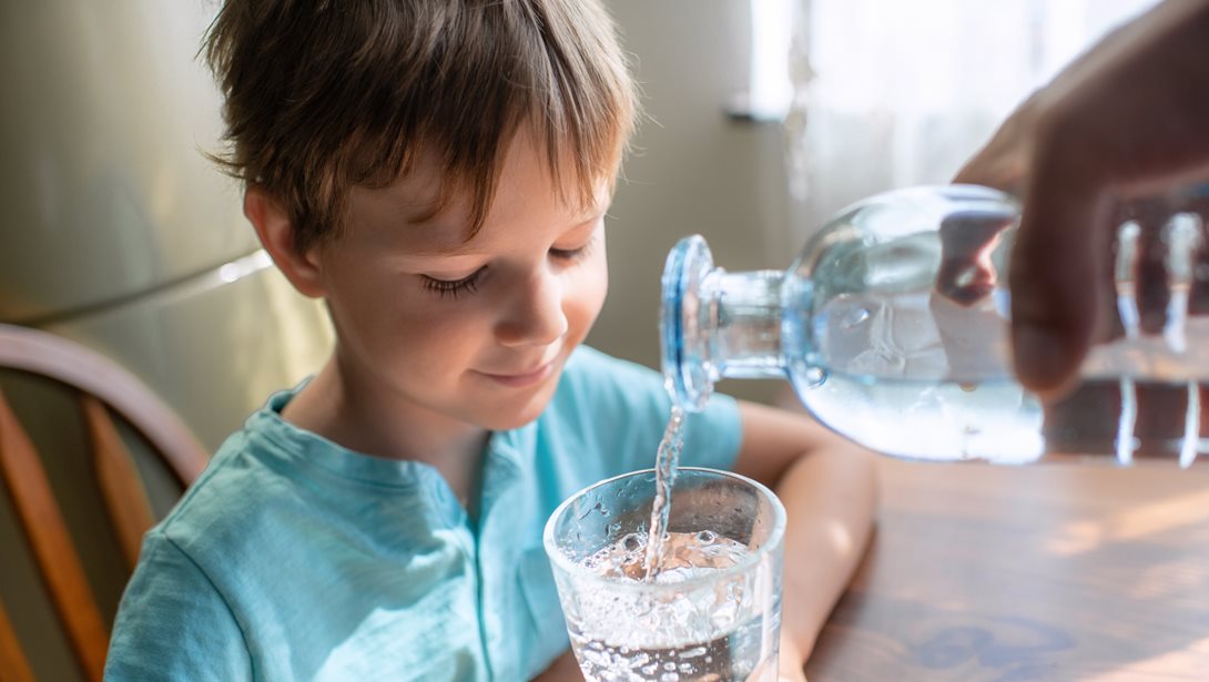 Δεν είναι το νερό η λύση στην αφυδάτωση - Τι πρέπει να κάνεις αν ιδρώνεις όλη μέρα