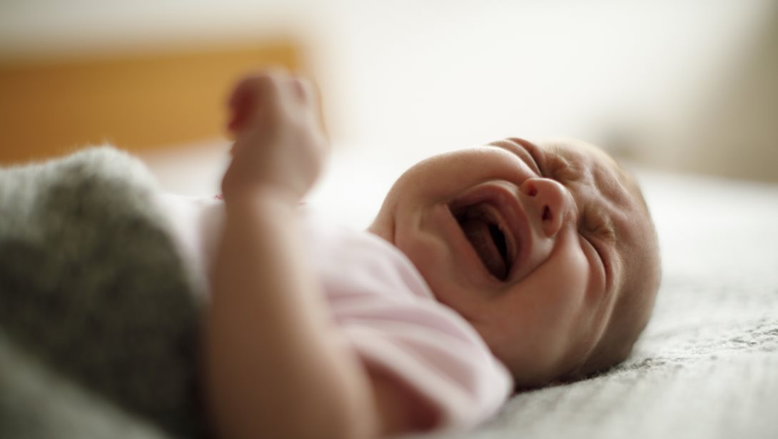 Άλιμος: H γιαγιά καταγγέλει ότι άντρας είχε αρπάξει το 6 μηνών εγγόνι της που βρέθηκε σε κάδο - Η συγκινητική αγκαλιά του αστυνομικού που το βρήκε