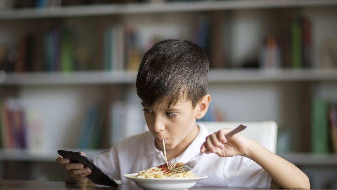 Γιατί είναι προβληματικό να τρώει το παιδί μόνο του μπροστά στην οθόνη;