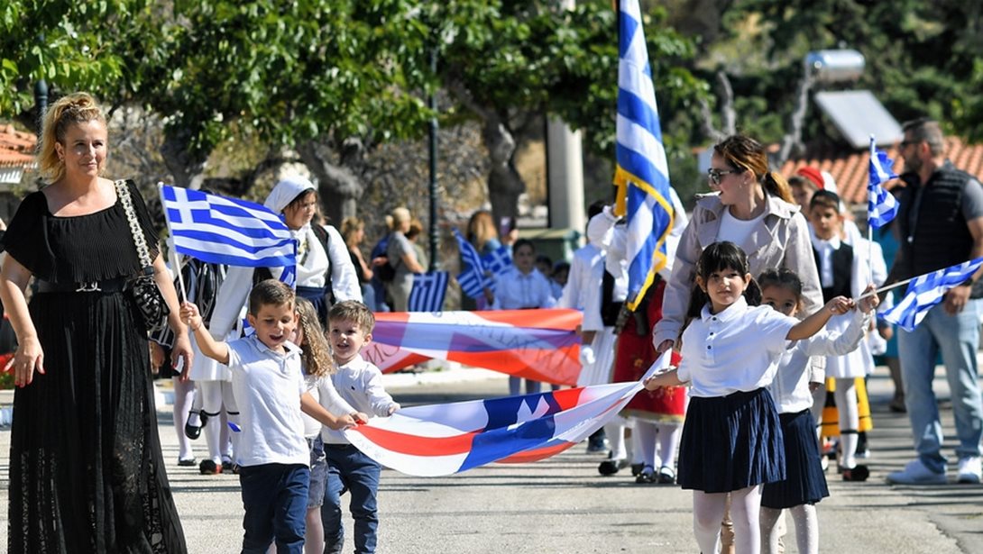 Ψυχοπαιδαγωγός: "Ήρθε η ώρα να πούμε όχι στις εθνικές επετείους στον παιδικό σταθμό και στο νηπιαγωγείο"