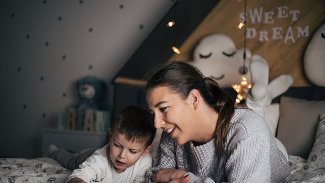 Σύνδεση πριν τον ύπνο: Φράσεις και τεχνικές που ηρεμούν και καθησυχάζουν τα παιδιά